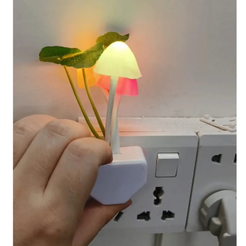 Color-Changing Mushroom Night Light with Light Sensor – Plug-In LED Lamp for Kids & Cozy Decor (EU/US Plug)